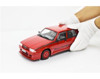 Alfa 75 1.8i Turbo Evoluzione 1987  rot Laudoracing 1:12 Resinemodell (Türen, Motorhaube... nicht zu öffnen!)